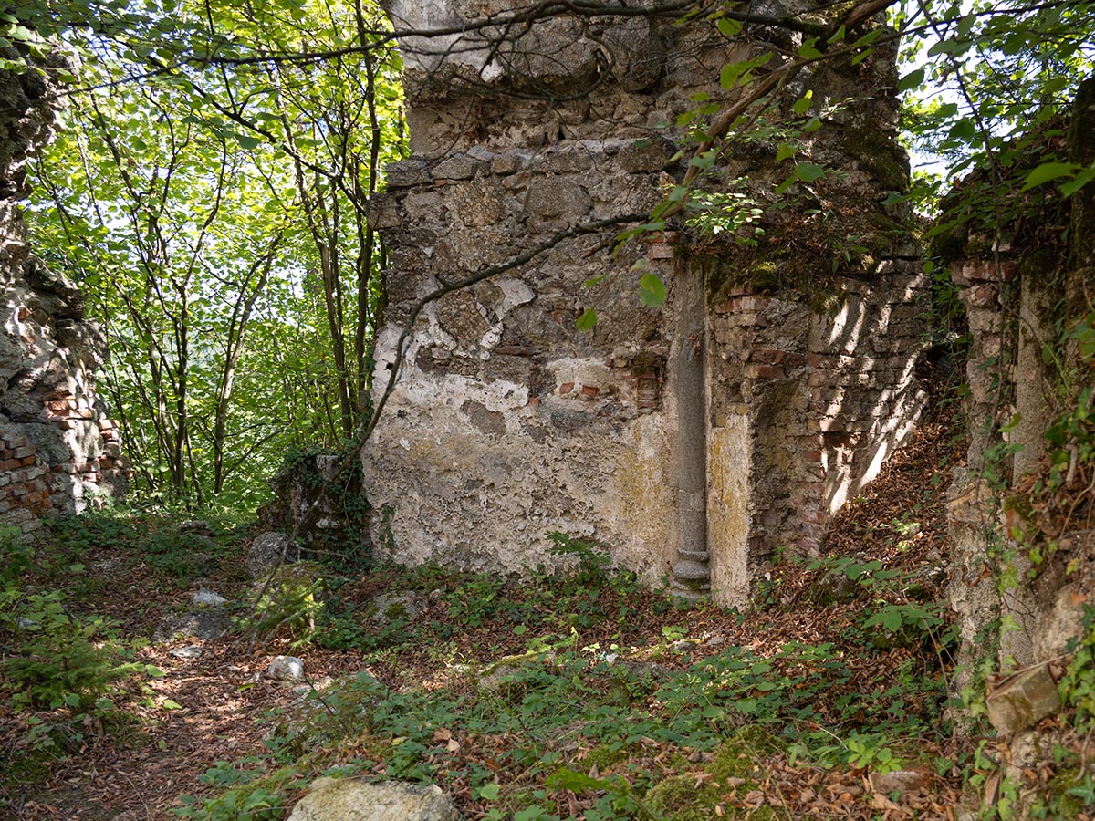 südliche Kapellenmauer